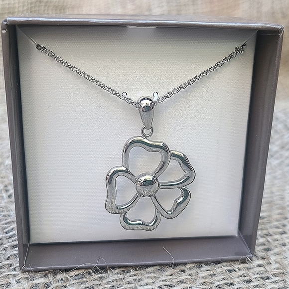 JCM Silver Five Petal Open Flower Pendant Necklace NEW - Picture 2 of 4